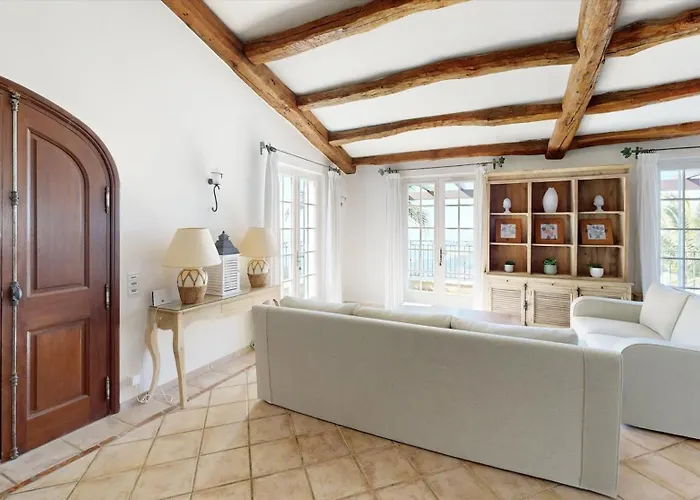 Willa Luxury 6-bedroom With Heated Pool & Tennis Court Near Monaco *