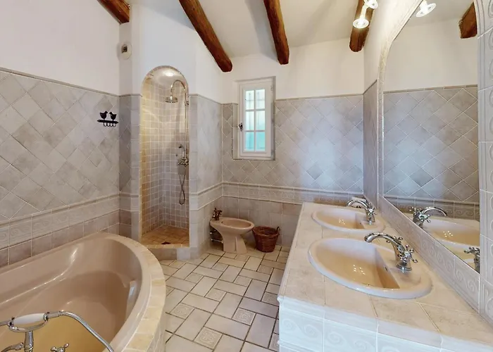 Willa Luxury 6-bedroom With Heated Pool & Tennis Court Near Monaco *