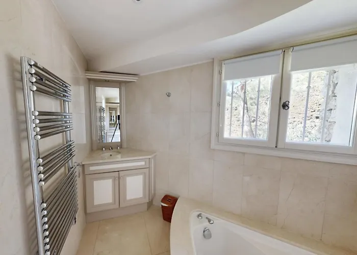 Luxury 6-bedroom With Heated Pool & Tennis Court Near Monaco